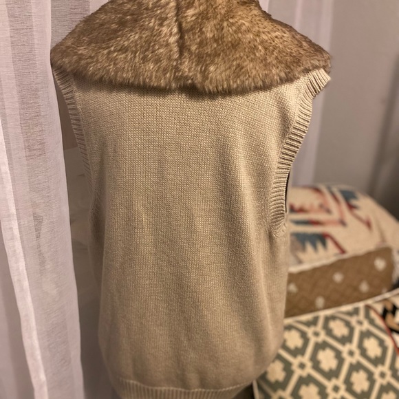 BCBG SWEATER VEST - Picture 9 of 10